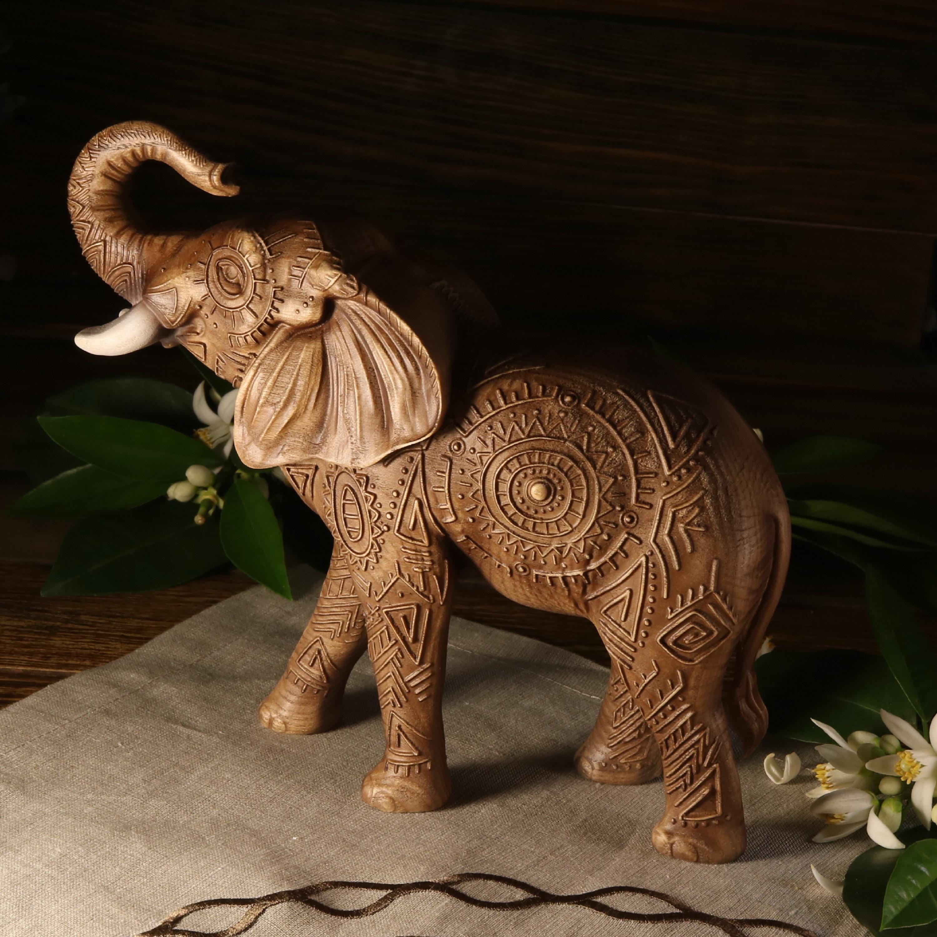 木彫りの象の置物：アフリカの装飾美術 - Etsy 日本