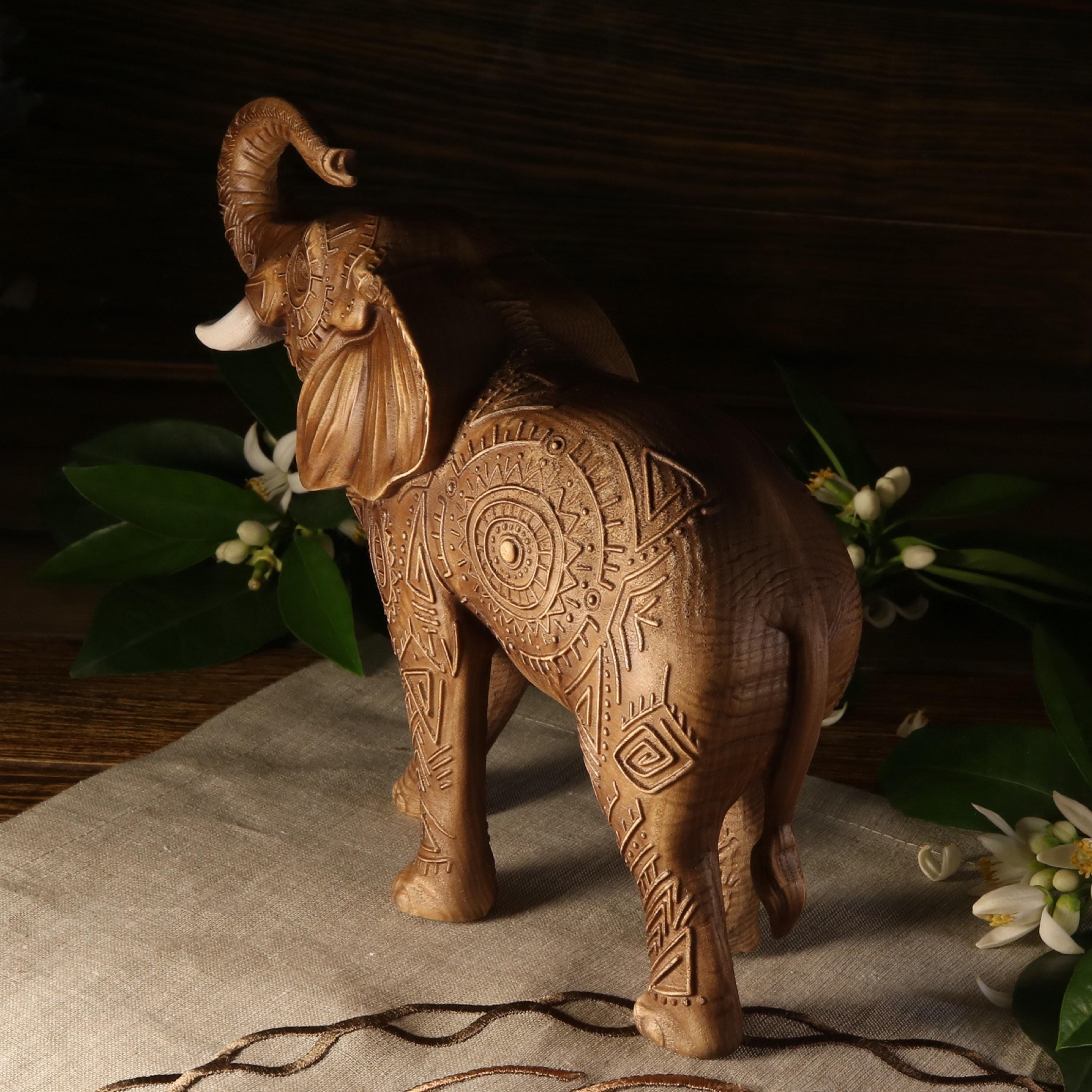 木彫りの象の置物：アフリカの装飾美術 - Etsy 日本