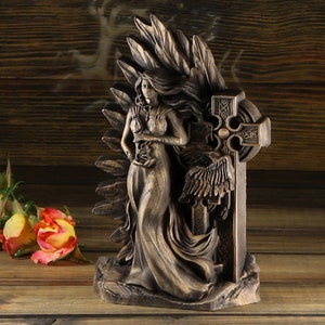 Morrigan, déesse celtique, déesse de la guerre et du destin, statue de la déesse Morrigu décor wicca païen nordique Autel wicca Tuatha de danann sculpture sur bois
