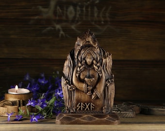 Estatua de madera de la Diosa Saga: Figura pagana nórdica