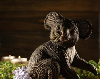 木彫りのコアラの置物：オーストラリアの動物の像、コアラのギフト