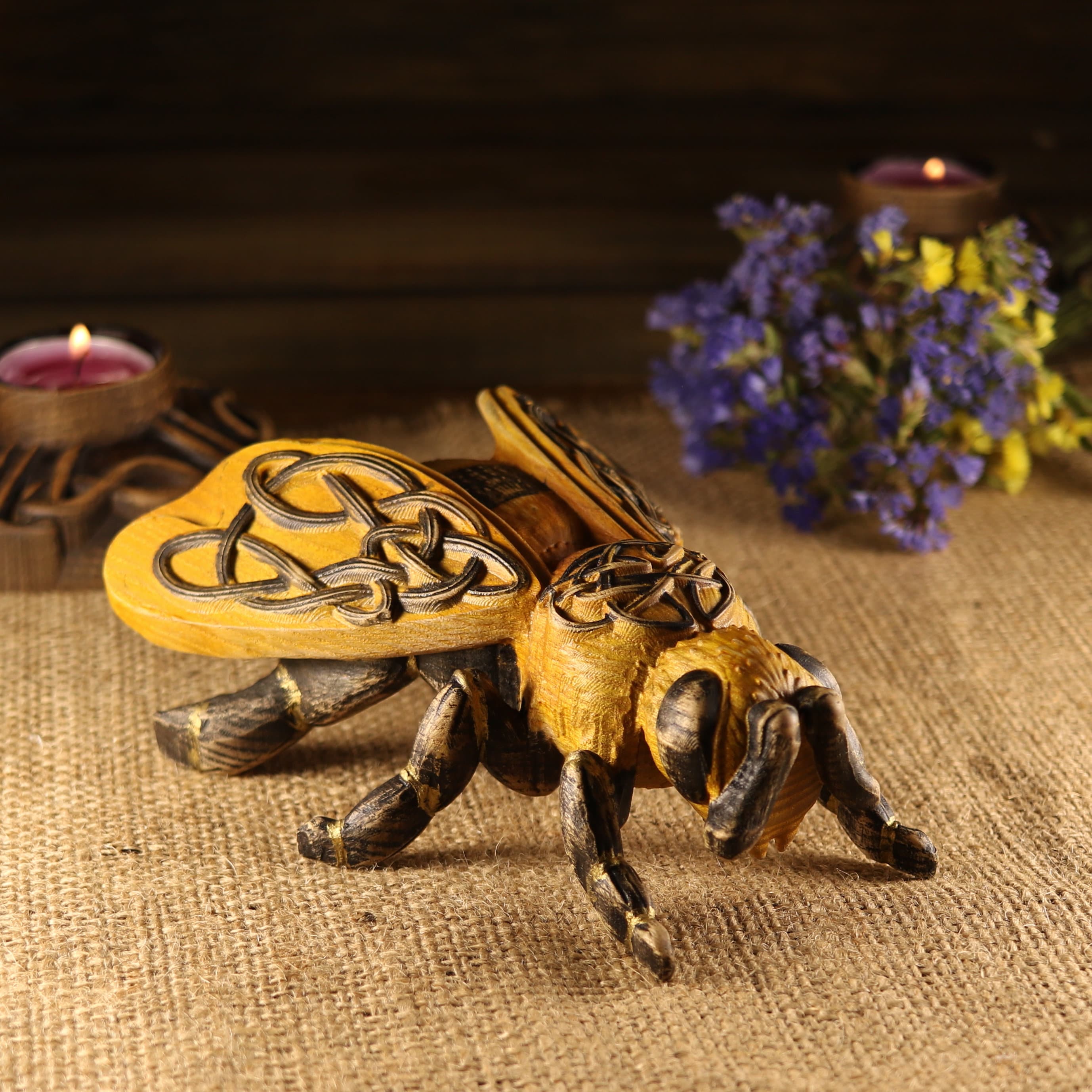 彫刻されたアッシュ材の蜂の彫刻：精巧な昆虫の置物 - Etsy 日本
