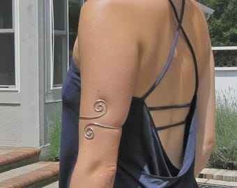Handgefertigte Silber Spiral Armmanschette • Boho Armreif