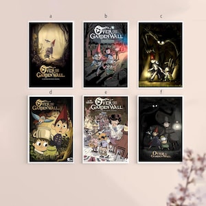 Puede incluir: Seis carteles enmarcados con ilustraciones de la serie animada "Over the Garden Wall". Los carteles muestran varias escenas con personajes en un entorno forestal, con el título del programa en un lugar destacado. La obra de arte incluye una variedad de colores y estilos.