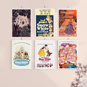 Könnte beinhalten: Sammlung von sechs gerahmten Vintage-Filmplakaten mit Walt Disneys "Schneewittchen und die sieben Zwerge". Die Plakate zeigen verschiedene Szenen und Werbekunst aus dem klassischen Zeichentrickfilm, mit leuchtenden Farben und klassischer Typografie.