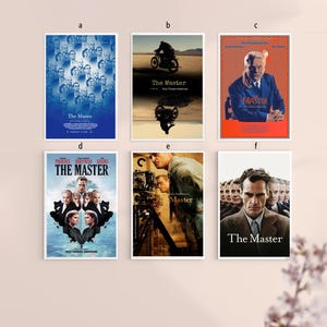 Op de afbeelding: Zes ingelijste filmposters voor "The Master" worden getoond. De posters bevatten verschillende ontwerpen, waaronder portretten, een motorfiets en een man in een pak. De posters staan in witte lijsten en zijn gerangschikt op een lichtroze muur.
