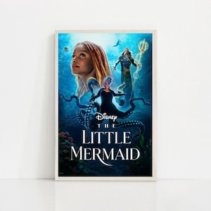 Puede incluir: Un p&oacute;ster enmarcado de la pel&iacute;cula "La Sirenita" de Disney. El p&oacute;ster presenta una escena submarina con Ariel, &Uacute;rsula y el Rey Trit&oacute;n. El t&iacute;tulo est&aacute; en blanco, con el logotipo de Disney arriba.