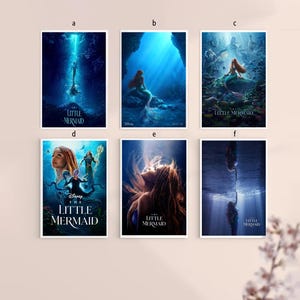 Puede incluir: Una colecci&oacute;n de seis carteles de pel&iacute;culas enmarcados para "La Sirenita". Los carteles presentan escenas submarinas con sirenas, incluida una con una sirena que se extiende hacia arriba y otra que mira hacia arriba. Los carteles tienen un esquema de color azul y verde azulado.