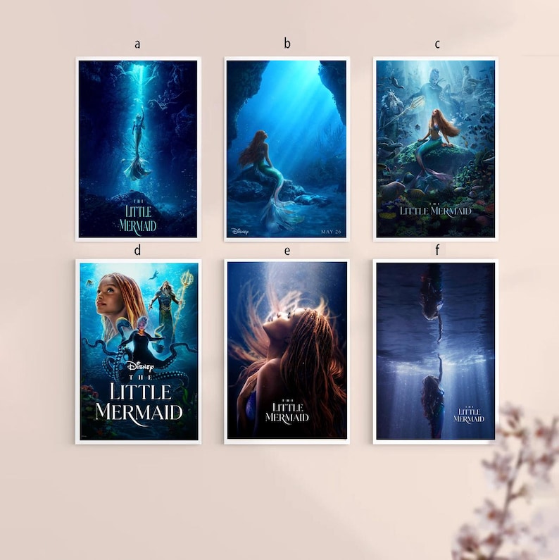 Puede incluir: Una colecci&oacute;n de seis carteles de pel&iacute;culas enmarcados para "La Sirenita". Los carteles presentan escenas submarinas con sirenas, incluida una con una sirena que se extiende hacia arriba y otra que mira hacia arriba. Los carteles tienen un esquema de color azul y verde azulado.
