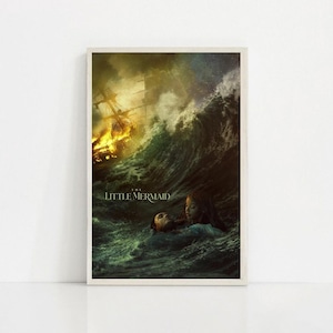 Puede incluir: Un p&oacute;ster enmarcado de "La Sirenita". La imagen muestra un mar tormentoso con un barco en llamas y dos figuras en el agua. El t&iacute;tulo est&aacute; en la parte inferior. La obra tiene un ambiente oscuro y dram&aacute;tico.