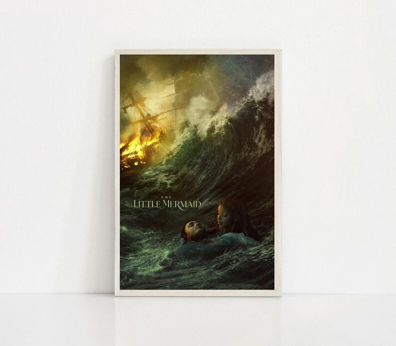 Puede incluir: Un p&oacute;ster enmarcado de "La Sirenita". La imagen muestra un mar tormentoso con un barco en llamas y dos figuras en el agua. El t&iacute;tulo est&aacute; en la parte inferior. La obra tiene un ambiente oscuro y dram&aacute;tico.