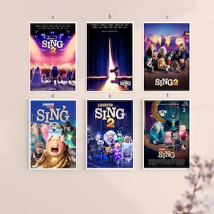 Könnte beinhalten: Sechs gerahmte Filmplakate für den Animationsfilm "Sing 2". Die Poster zeigen verschiedene Charaktere und Szenen aus dem Film, wobei der Titel "Sing 2" prominent dargestellt wird. Die Poster sind in weißen Rahmen.