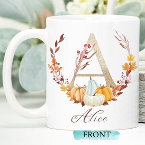 Taza de café con monograma, decoración de calabaza otoñal, regalo personalizado