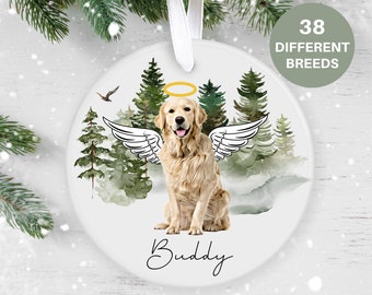 Peut inclure: Ornement en céramique blanche avec une scène de forêt aquarelle et un chien golden retriever avec des ailes d'ange. Le chien est assis et regarde vers le haut. Le texte "Buddy" est écrit sous le chien.