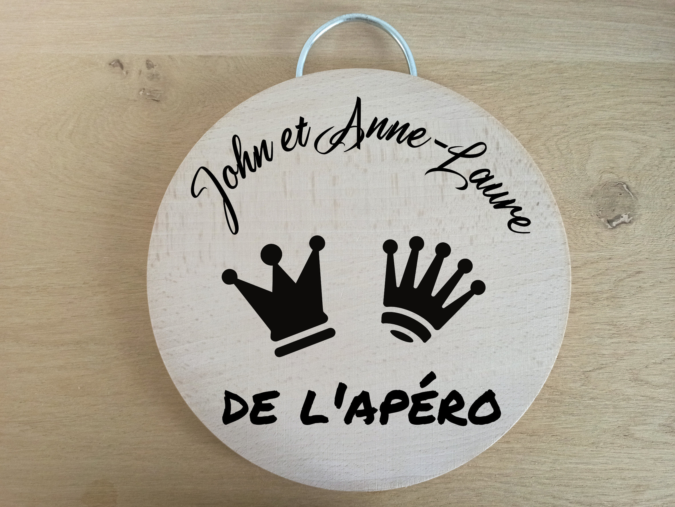 Planche à Découper en Bois de Hêtre Ronde 25cm Personnalisée Beige Pour Décoration Cuisine. Cadeau H