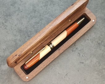 Stylo en érable et palissandre et son plumier noyer gravés et personnalisables. Cadeau pour témoins, entreprise, mariage.