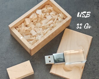 USB key in beige wood (maple) and engraved synthetic glass and its 32GB box. Personalized gift for client, wedding and photographer