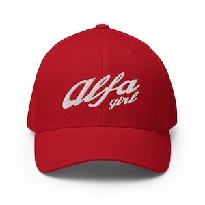 Puede incluir: Gorra de béisbol roja con texto bordado en blanco que dice "alfa girl".