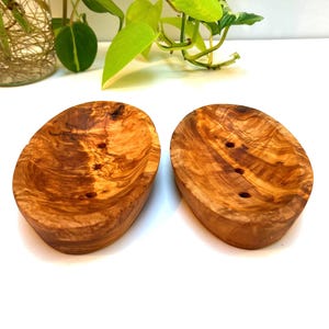 Tvålkopp i olivträ: Självdränerande oval tvålhållare, Naturfärgad badbricka (13 cm) bild 1