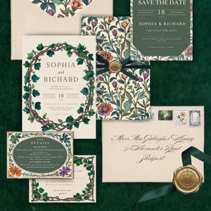 Puede incluir: Un conjunto de invitaciones de boda con un diseño floral. La tarjeta de guardar la fecha es verde con texto blanco y dice "We kindly ask you to save the date" y "Sophia & Richard are tying the knot". La tarjeta de invitación es blanca con una corona floral verde y dice "Sophia and Richard". La tarjeta de detalles de la recepción es blanca con un borde floral verde y dice "The Details Reception".