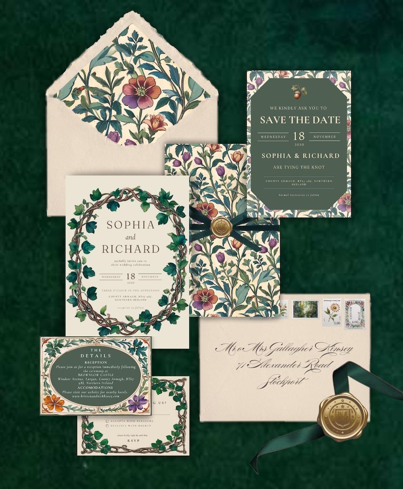 Puede incluir: Un conjunto de invitaciones de boda con un diseño floral. La tarjeta de guardar la fecha es verde con texto blanco y dice "We kindly ask you to save the date" y "Sophia & Richard are tying the knot". La tarjeta de invitación es blanca con una corona floral verde y dice "Sophia and Richard". La tarjeta de detalles de la recepción es blanca con un borde floral verde y dice "The Details Reception".