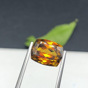 Peso 3,25 ct Pedra preciosa esfenoidal natural: titanita amarelo-esverdeada do Paquistão