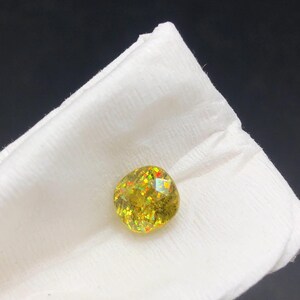 Peso da pedra preciosa esfenóide verde: 2,40 ct, corte almofada, alta clareza