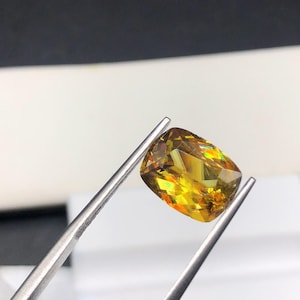 Esfeno Natural de 3,80 ct – Gema de Fogo Verde-dourada | Dispersão Brilhante | Qualidade de Colecionador | 11×9×4 mm