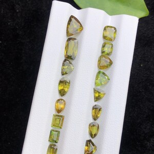 Pedra preciosa esfenóide verde facetada de 8,45 ct
