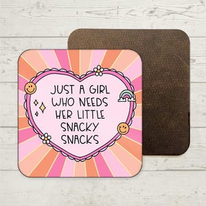 Pode incluir: Copo de apoio rosa e laranja com um design em forma de coração. O coração tem um contorno branco e diz "Just a girl who needs her little snacky snacks".