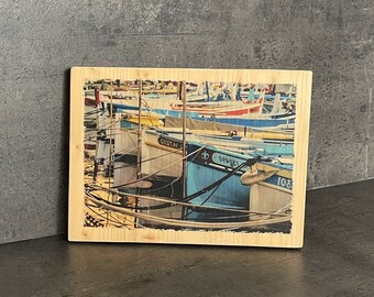 Zdjęcie na drewnie ozdobnym - Kadłuby łodzi w porcie - prezent dekoracyjny