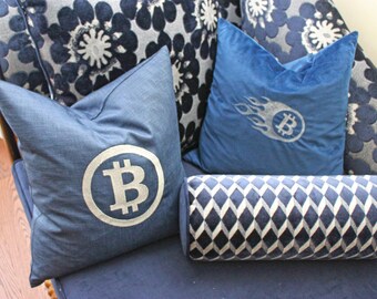 Coussin décoratif à monogramme personnalisé | Coussin personnalisé avec initiales brodées | Oreiller décoratif élégant pour la décoration de la maison, cadeau Bitcoin