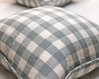 Housse de coussin design fait main | Carreaux de lin Scalamandre | Coussin décoratif bleu et blanc | Style campagnard et côtier