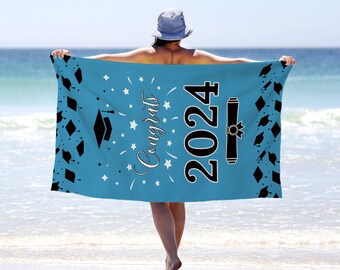 Serviettes de plage personnalisées pour adultes avec nom de remise des diplômes, serviettes colorées personnalisées bonnet de célibataire pour piscine de plage, idée cadeau promotion 2024