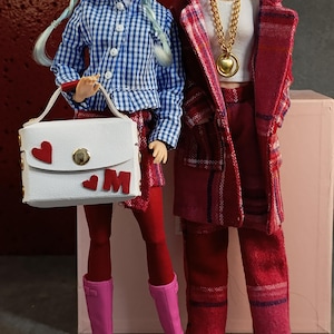 コート、チェック柄シャツ、白いシャツ、スカート、パンツ、ネックレス、ブーツ No1、ブーツ No2、靴下、バッグ（通常の女性 11 インチ 30 cm 人形用）