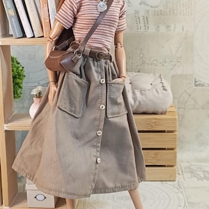 通常の11インチ30cm女性人形用のストライプTシャツ、ベルト付きカーキ色のスカート、ネックレス、スリッパ、バッグ