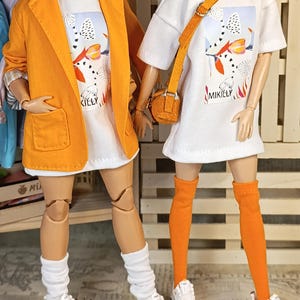 ジャケット（多くの色）、Tシャツオーバーサイズドレス、ソックス、オレンジバッグ（曲線美と標準の女性11インチ30cm人形用）