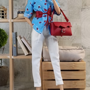 通常の11インチ30cmの女性人形用のシャツ、ベルト、パンツ、バッグ、靴