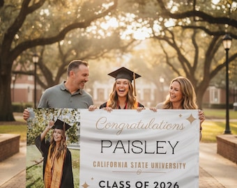 Może przedstawiać: Rodzina trzyma transparent z napisem "Congratulations PAISLEY CALIFORNIA STATE UNIVERSITY CLASS OF 2026". Absolwentka ma na sobie togę i czapkę. Ojciec trzyma zdjęcie absolwentki w todze i czapce.
