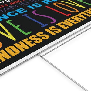 Puede incluir: Un letrero rectangular para jard&iacute;n con fondo negro y texto multicolor que dice LOVE IS LOVE y KINDNESS IS EVERYTHING. El letrero est&aacute; hecho de pl&aacute;stico corrugado e incluye una estaca de metal plateado en forma de H para el suelo.