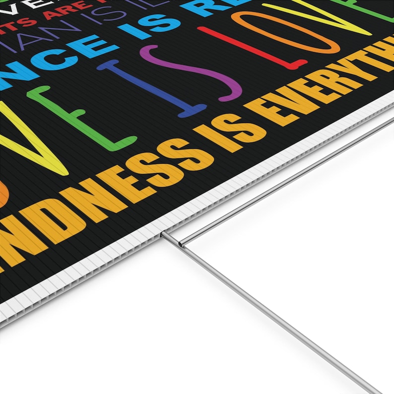Puede incluir: Un letrero rectangular para jard&iacute;n con fondo negro y texto multicolor que dice LOVE IS LOVE y KINDNESS IS EVERYTHING. El letrero est&aacute; hecho de pl&aacute;stico corrugado e incluye una estaca de metal plateado en forma de H para el suelo.