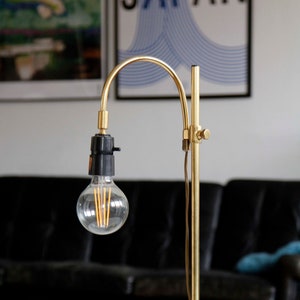 Lampe de bureau en laiton vintage des années 60. éclairage rétro scandinave doré, lampe de table élégante du milieu du siècle, mcm danois moderne image 1