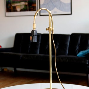 Lampe de bureau en laiton vintage des années 60. éclairage rétro scandinave doré, lampe de table élégante du milieu du siècle, mcm danois moderne image 6