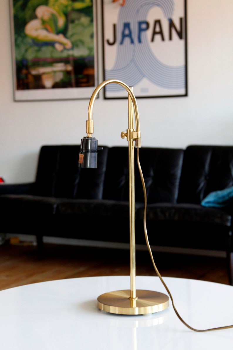 Lampe de bureau en laiton vintage des années 60. éclairage rétro scandinave doré, lampe de table élégante du milieu du siècle, mcm danois moderne image 6