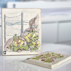 Set van 'Jie Gantofta'-landschap en keramische reliëfs met frambozen, Scandinavisch zomermuurdecor van Aimo, Zweedse botanische pastelplaat