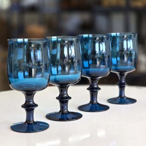 Bicchieri da vino rosso blu vintage di Bertil Vallien per Åfors Boda, Svezia, stoviglie colorate in stile moderno di metà secolo, calice, interni nordici