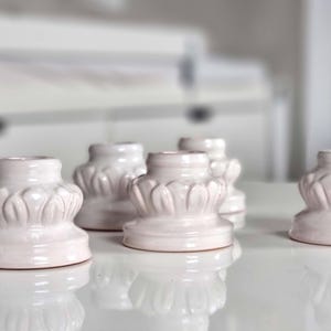 ヴィンテージ L. Hjorth セラミック キャンドル ホルダー セット、デンマーク 50 年代の花柄陶器、スカンジナビアのレトロなキャンドル スティック装飾、フェミニンな北欧インテリア