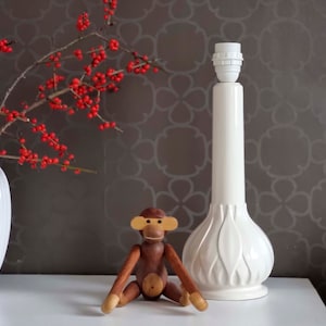 Hoge tafellamp van wit aardewerk, handgemaakte keramische verlichting, Scandinavische retro tafellamp jaren 70, modern verzamelobject uit het midden van de eeuw