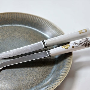 SÄLLSYNT: Set med två ost-/charkuteriknivar från Royal Copenhagen, bestick med vintagehandtag, danskt serveringsservis med blomstermotiv från 70-talet, samlarobjekt