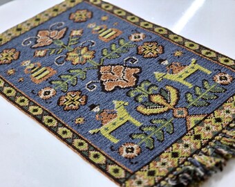 60s schwedische Folklore, bestickter Vintage Wandbehang, skandinavische Handarbeit, Retro Wohndeko, Handarbeit